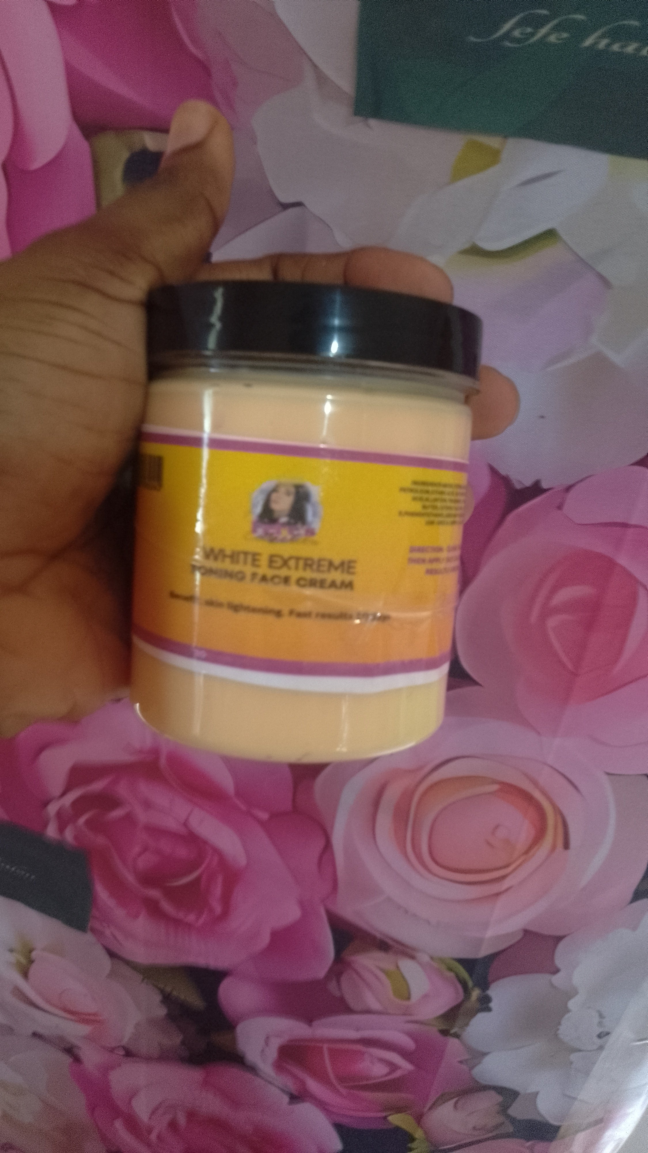 Extreme Toning Cream
Fade dark spots, even out skin tone, and reveal a smoother, brighter glow. Our rich toning formula targets discoloration, hyperpigmentation, and dull skin for a flawless, radiant finish.